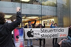 Attac-Flashmob gegen Steuertricks in Frankfurter Apple Store