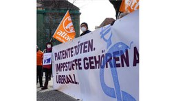 Impfstoffe für alle: Attac protestiert bei Biontech und in Berlin