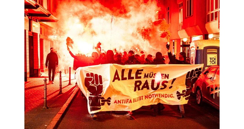 Kraftvolle Spontandemonstration in Frankfurt-Bockenheim zum Urteil im Antifa-Ost-Prozess